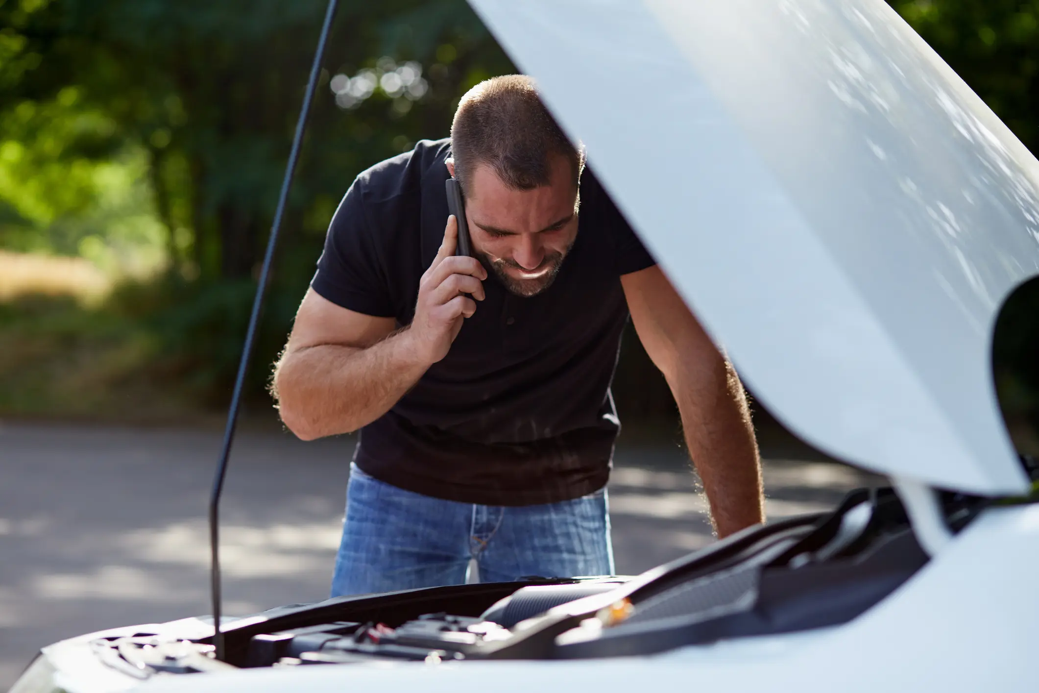 Auto mit Getriebeschaden verkaufen Autofahrer mit liegengebliebenem Auto bei Getriebeschaden