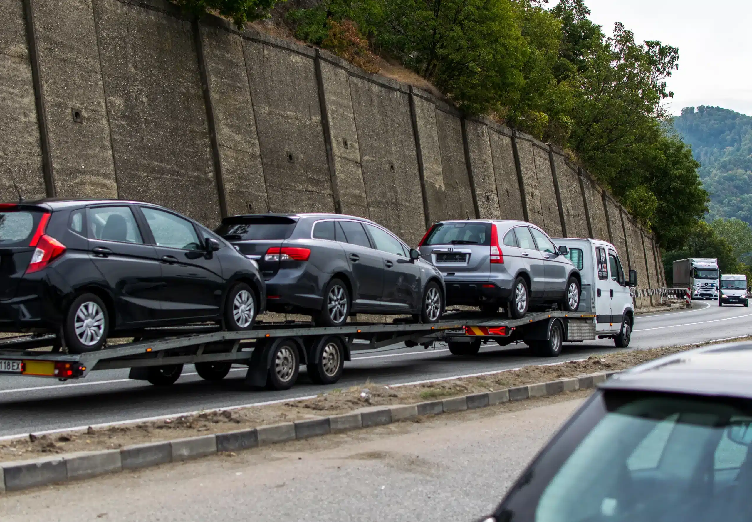 Autos mit Motorschaden verkaufen Mehrere Autos auf einem Fahrzeugtransporter