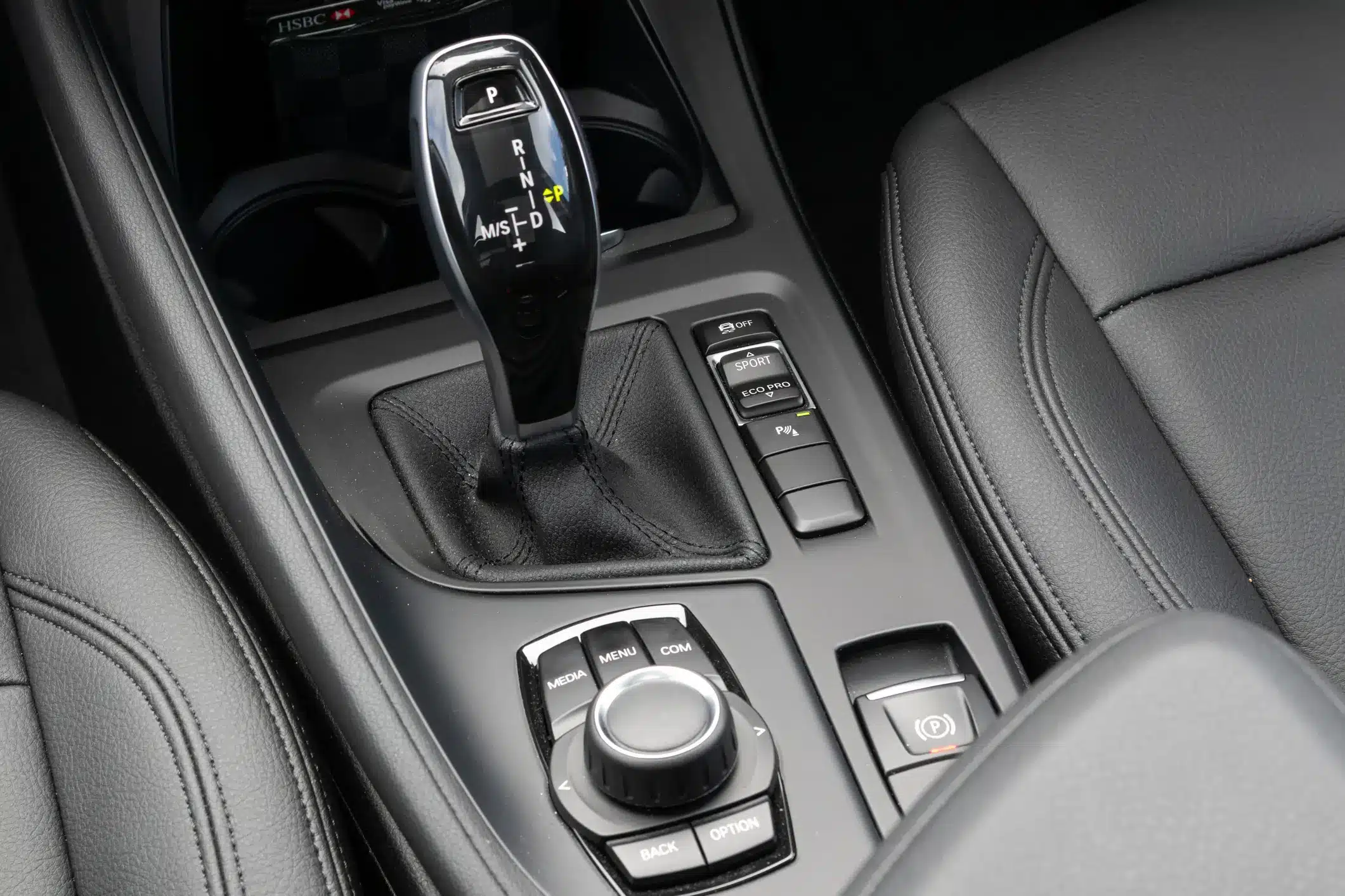 Defektes Automatikgetriebe beim Fahrzeugverkauf Wählhebel eines Autos mit Automatikgetriebe